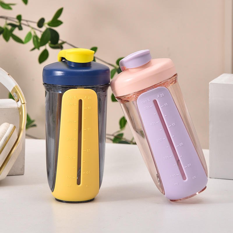 Wholesale 680ml BPA Free Plastic Fitness Workout Outdoors Protein Shaker Bottle Gym With Handles Rope