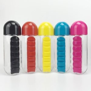 زجاجة ماء بلاستيك 2 في 1 مقاومة للتسريب مع علبة حبوب يومية محمولة 20oz 600ml