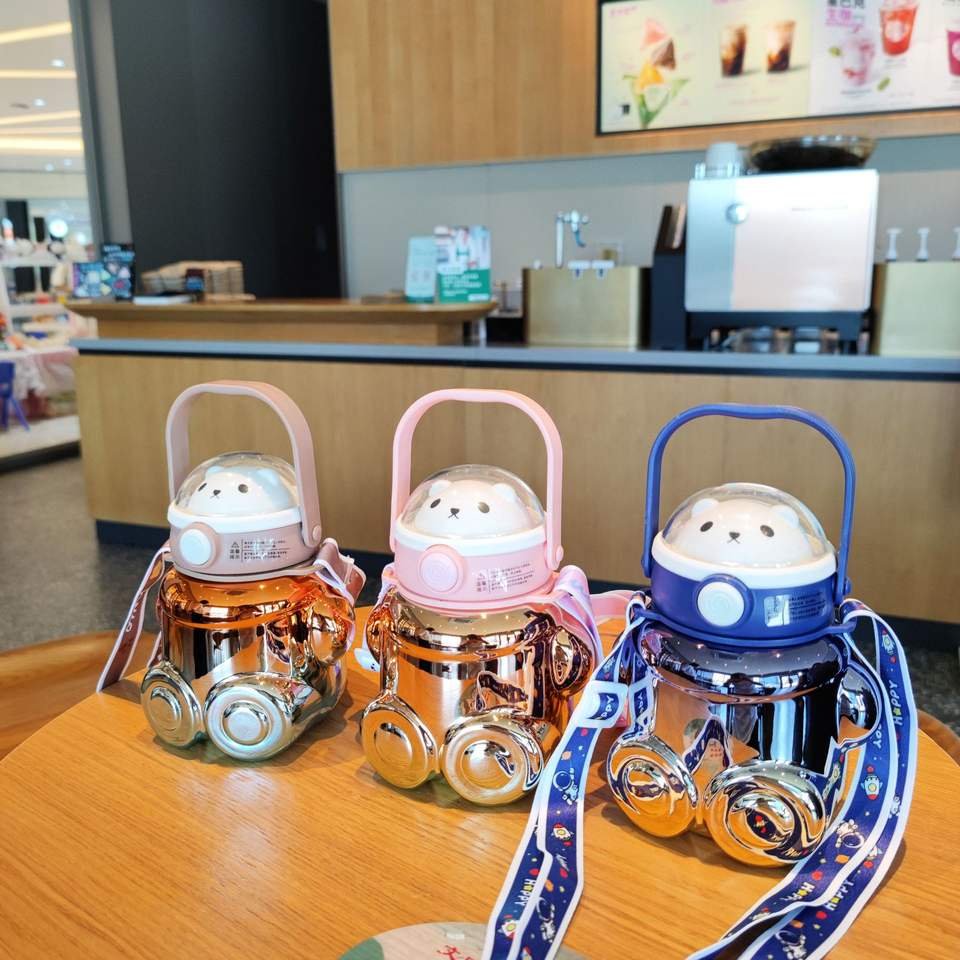 700ml Cute Spaceman Bear Plastic Water Bottles With Belt - photo 2