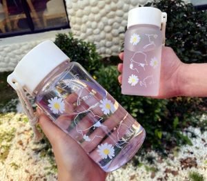 زجاجة ماء بلاستيك شفافة مصنفرة صغيرة بتصميم الأقحوان مع حبل محمول خالية من BPA 500ml 550ml للجملة