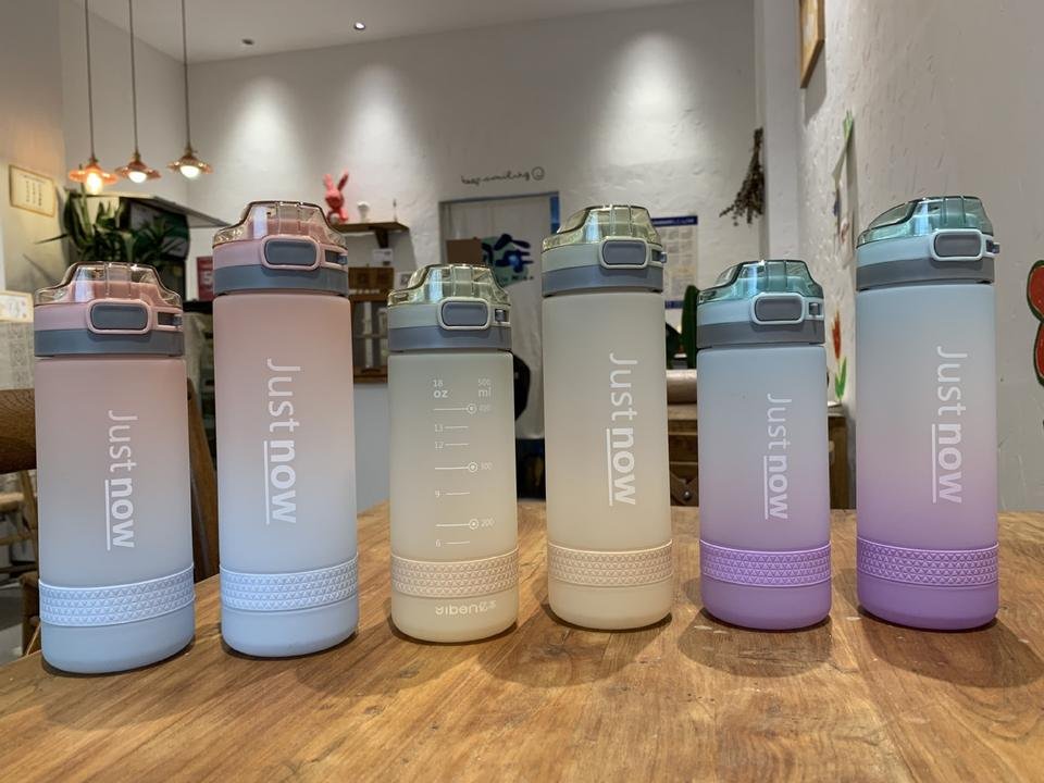 Wholesale Gradient Color 500ml 600ml Custom Sports Plastic Water Bottles with Straw and silicone Strap - photo 2