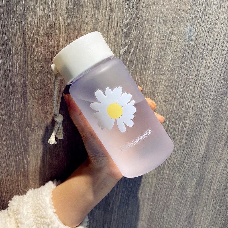 Wholesale 500ml 550ml Creative BPA Free Small Daisy Transparent Frosted Plastic Water Bottle With Portable Rope - photo 5