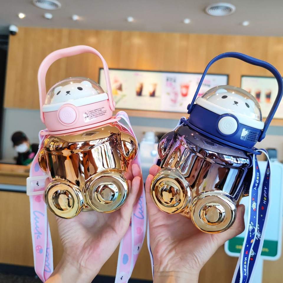 700ml Cute Spaceman Bear Plastic Water Bottles With Belt - photo 4