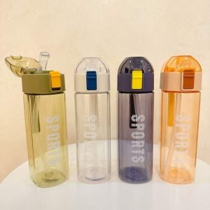 زجاجة ماء بلاستيك مربعة الشكل محمولة للأنشطة الخارجية خالية من BPA 550ml 650ml مع شفاطة قابلة للطي وحزام