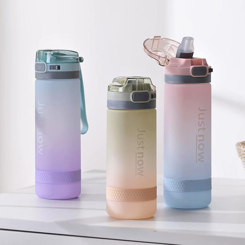 Wholesale Gradient Color 500ml 600ml Custom Sports Plastic Water Bottles with Straw and silicone Strap
