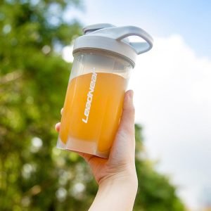 زجاجة شيكر بلاستيك خالية من BPA محمولة لمشروبات البروتين 500ml 16oz