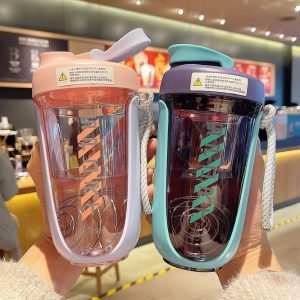زجاجة شيكر بلاستيك فاخرة خالية من BPA مخصصة للجيم مع كرة خلط للبروتين 590ml